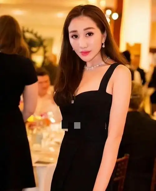 回顾赌王女儿何超盈:倒贴14亿嫁东北小伙,结婚6年被丈夫宠成宝