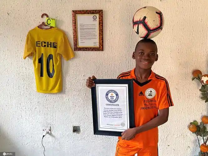 111次尼日利亚男孩边顶球边颠球破吉尼斯世界纪录