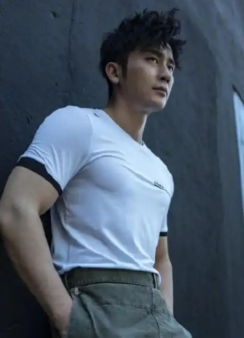 李晨晒合照,手臂引起热议,网友:你经历了啥?