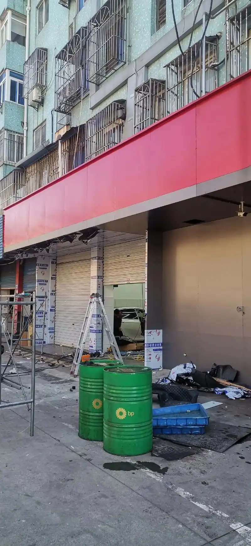 施工现场实拍 ,门店装修 ,焕然一新 ,小门头一枚 - 抖音