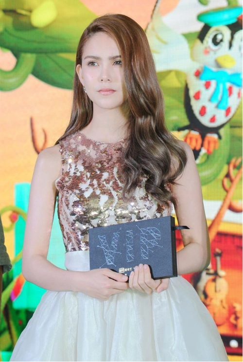 昆凌个子虽不高但气场强穿亮片裙出席活动挺飒的不愧是天王嫂