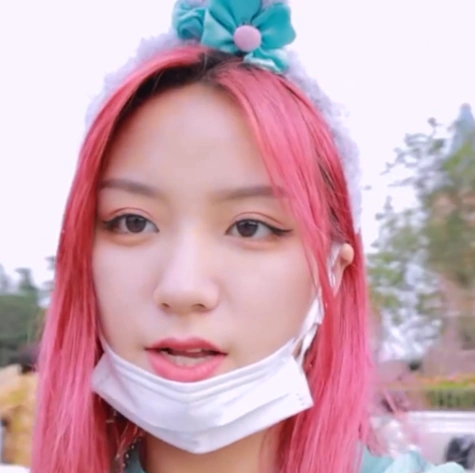 甩头刀小刀终于翻车当路人拍下全身照后粉丝纷纷退群