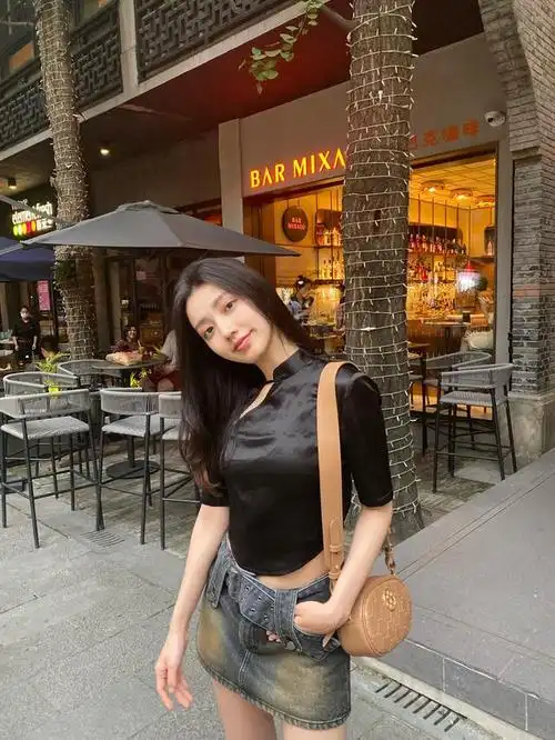 黑色小腿袜搭配黑色高跟鞋,展现女生修长的美腿