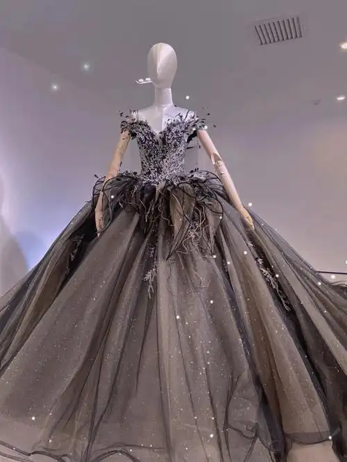 自带高级感的黑色婚纱犹如暗夜女神