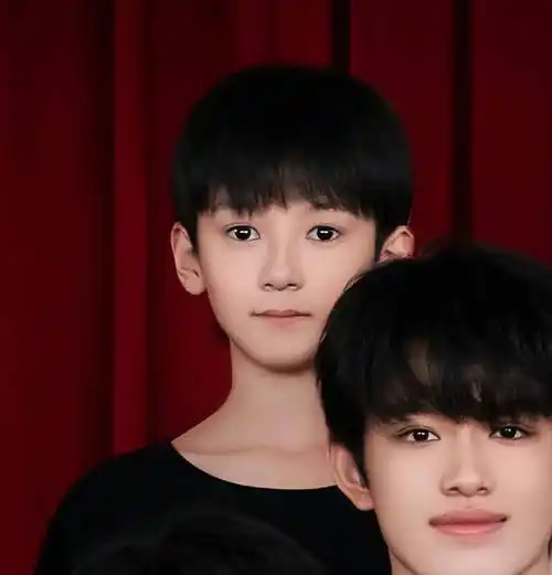 时代峰峻全家福:王俊凯c位,易烊千玺打扮精致,不合体原因曝光_少年