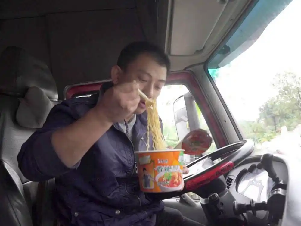 货车司机在跑运输的道路上永远是跑不完的坑