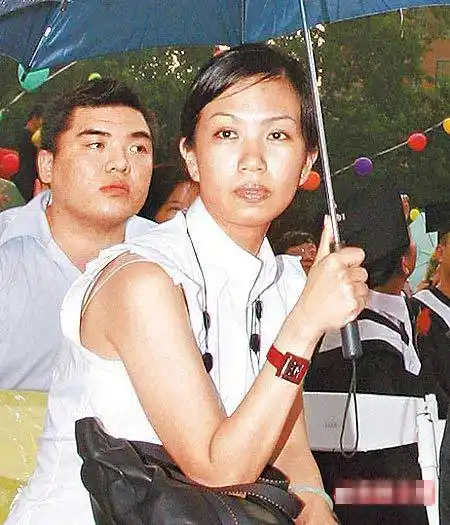 杨宗纬的签约问题从一开始就波折重重,他先是自己主动与传说中有黑道