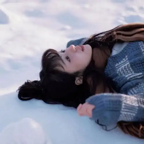 冬季下雪女生头像