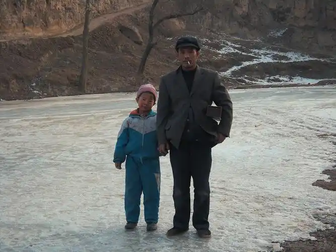 十多年前的甘肃黄土高原陇中冬日农村村民精神面貌贫穷而快乐着