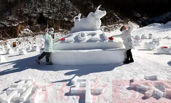 堆100个雪牛迎新年(图)