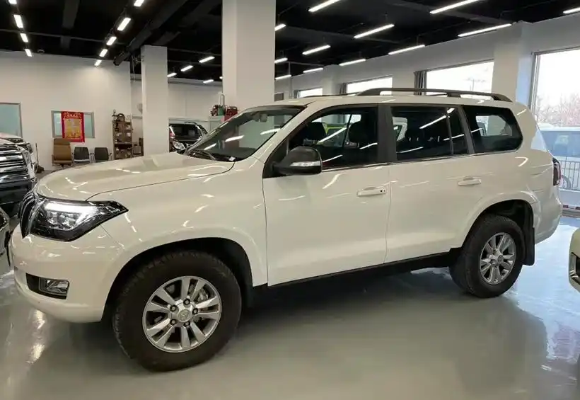 恒天l4600到店,车长超5米2,搭载国产v8动力