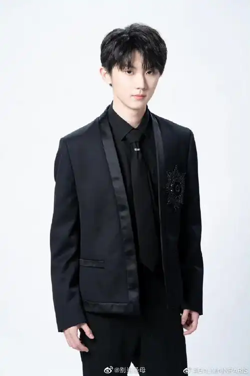 马嘉祺黑色西装随拍