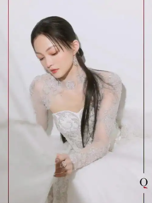 知名歌手@张韶涵 佩戴#qeelinwulu系列 #白金镶钻珠宝亮相 #央视国庆