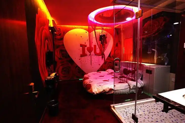 情侣主题宾馆的水床是干什么用的为什么一直受情侣亲昵