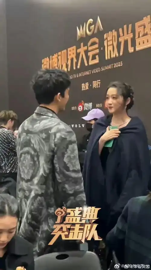 王安宇关晓彤后场大笑#关晓彤超话比身高的两位真的太可爱了吧但是