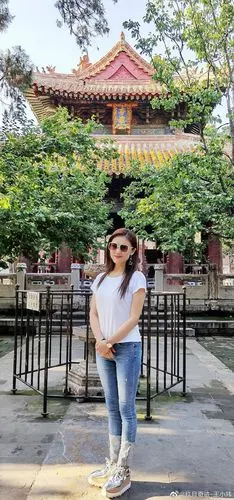 玖月奇迹王小玮照曝光白t搭配牛仔裤简约大方4