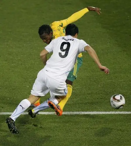 图文小组赛南非03乌拉圭苏亚雷斯带球过人