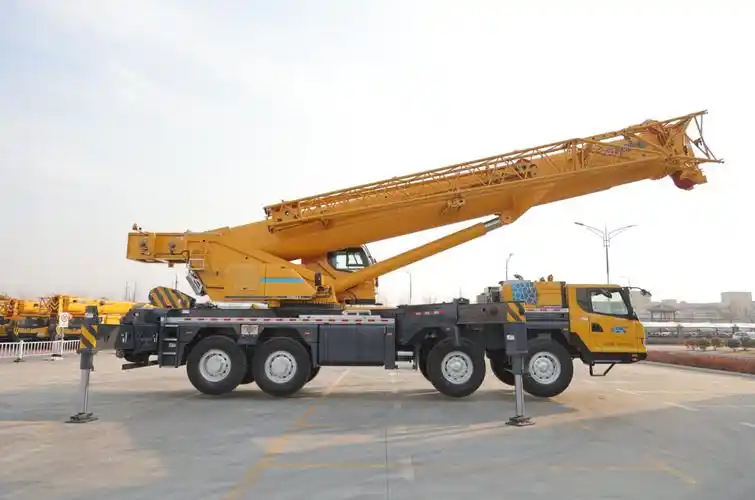 吊车一家人徐工xct80l62吊车谁见谁爱全轮转向六节臂全伸605m驾乘体验