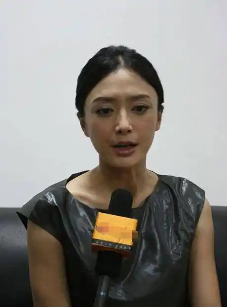 42岁秦岚近况曝光,双腿坑洼滤镜都挡不住,网友:终究还是老了_女明星