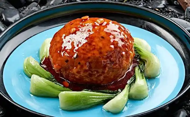 红烧狮子头的正宗做法手把手教给你鲜嫩多汁香酥松软不变形