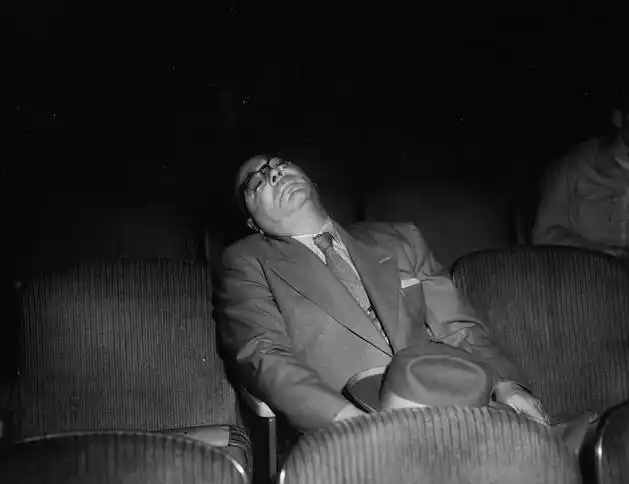 灯光昏暗的电影院,摄影师掏出红外线相机,拍下这些羞人一幕