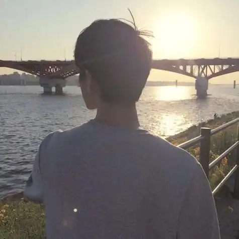 qq头像男生白色背影爱情本身就是奢侈品