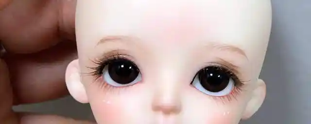 地涂满整个上眼皮,起到打底作用,涂完上眼皮后再涂在整个卧蚕的位置