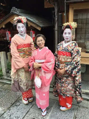 在日本京都穿上了自选的粉色和服,体现一下日本民族服饰的传统文化