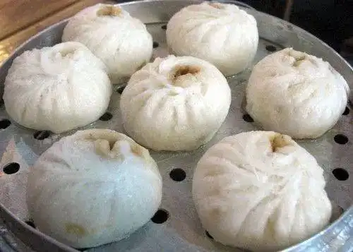 叶儿粑是四川一大特色小吃,糯米做的皮,里面的馅有甜的和咸的,甜的大