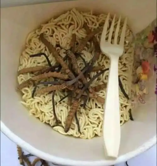 第一次吃到带火腿的鸡蛋的泡面,那叫一个幸福 但是看到土豪们吃泡面