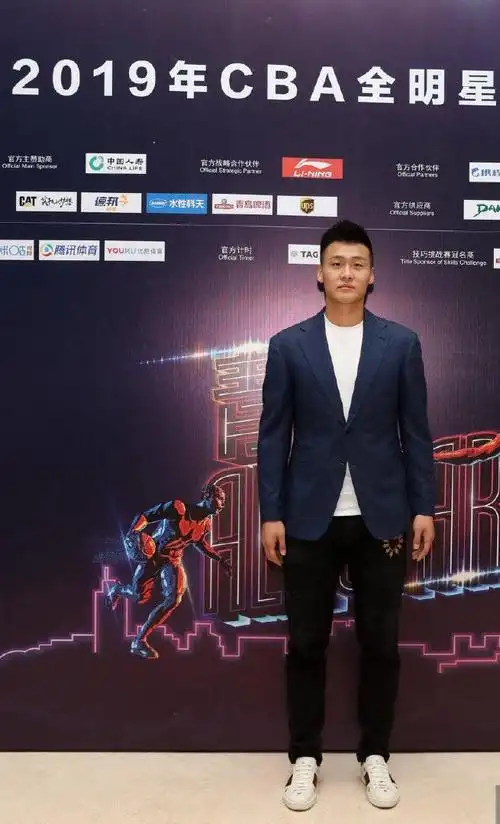 剪成短发的赵睿更加精神,一身休闲西装搭配guggi板鞋,难道不止球风上