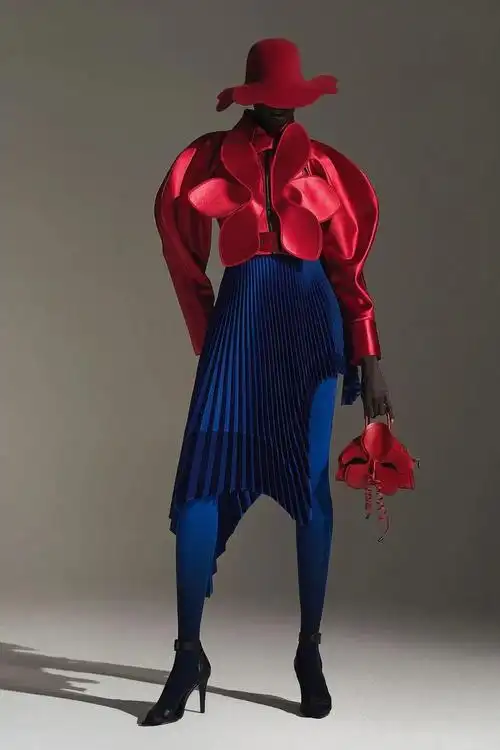 美到心颤的大波浪设计与未来主义创新面料!