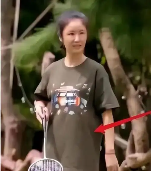 林心如首带女儿做公益,小海豚侧颜出镜灵气乖巧