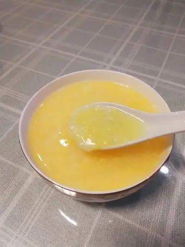 玉米大米粥: 玉米和大米熬粥,大米弥补了玉米粒的粗糙感,粗细搭配