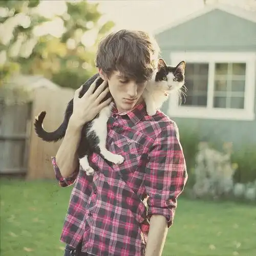 我想找一张,一个穿着白色寸衫的男生在阳光下忽然对你回眸一笑,这种