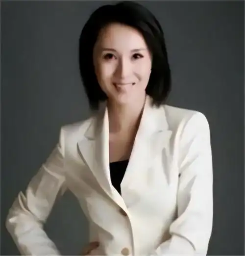 天水籍央视天气预报主持人——裴新华的家族背景让人连生羡慕