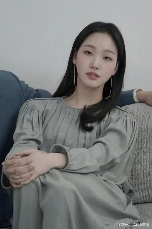 金高银杂志封面,笑容治愈又温柔,每套衣服都高级感十足