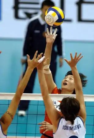 图文:女排亚锦赛夺冠 杨昊在比赛中进攻-搜狐体育