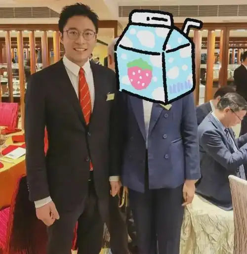 霍启山气质好身高比霍启刚霍启仁高合影昂首挺胸握拳很端庄