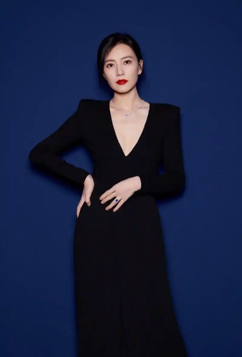 肤白貌美,身材曼妙的性感女神#高圆圆# 丰满傲人的事业线,窈窕淑女