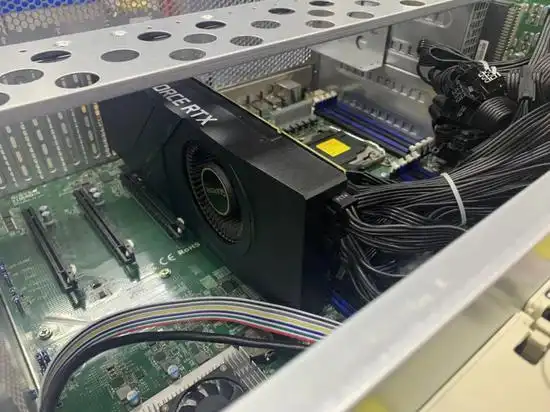 正在组装的显卡矿机 图片来源:每经记者 刘玲 摄