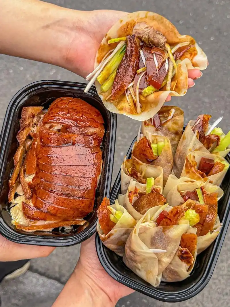 嘎嘎板正的现烤北京烤鸭卷葱丝!好吃到离谱的程度～而且 - 抖音