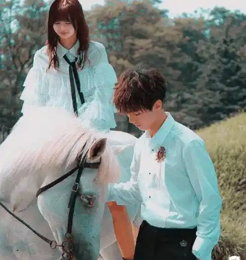 有种"追星高手"叫小螃蟹,看到她们对王俊凯做了啥后,p图大神!