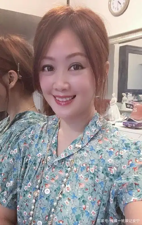 梁小冰晒与老公结婚旧照,嫁给"马文才"21年,恩爱如初