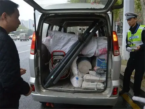 面包车怎样拉货才不被罚?车管所:注意这2点,畅行无阻!