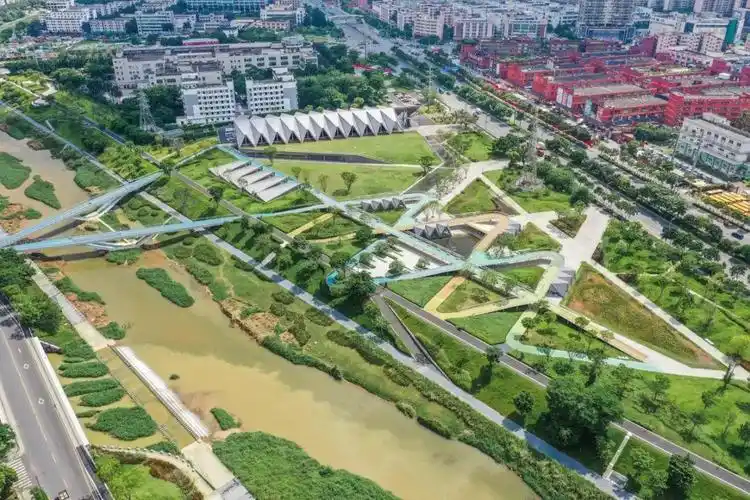 左岸科技公园占地面积78627平方米,坐落于茅洲河河畔,地处光明科学城