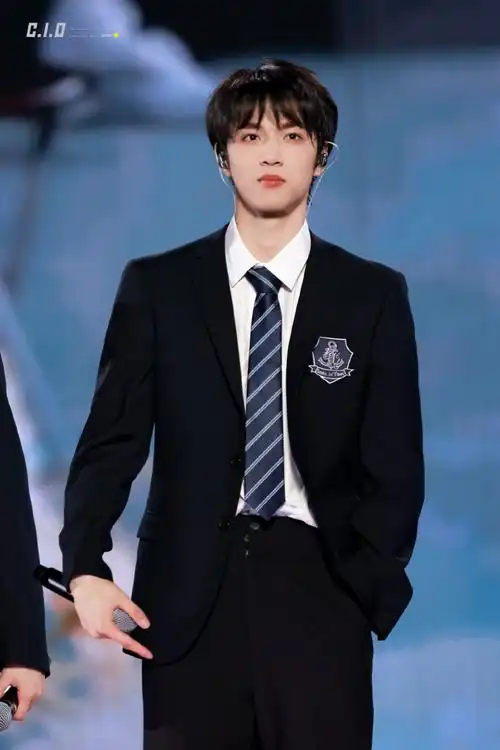 刘耀文唱情歌朝着满月的方向哭了##时代少年团-刘耀文last night