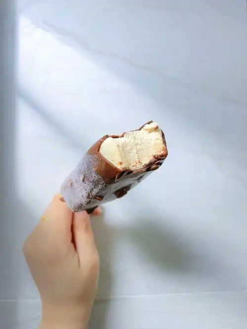 全炫我嘴里夏日雪糕不便宜但很好吃的梦龙