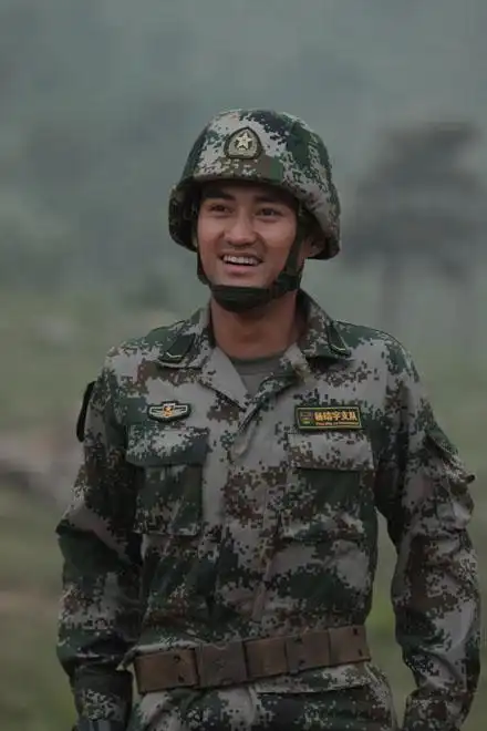 高射机枪射击震撼男子汉袁弘捡弹壳如同挖金矿