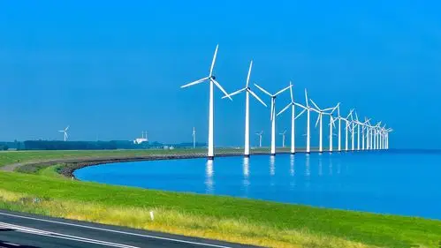 荷兰首都阿姆斯特丹郊外的风力发电机组.